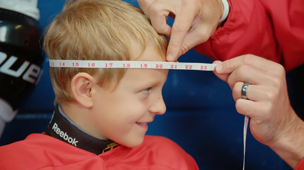 Zure izotz hockeyko atezainen kaskoaren tamaina egokia hautatzea